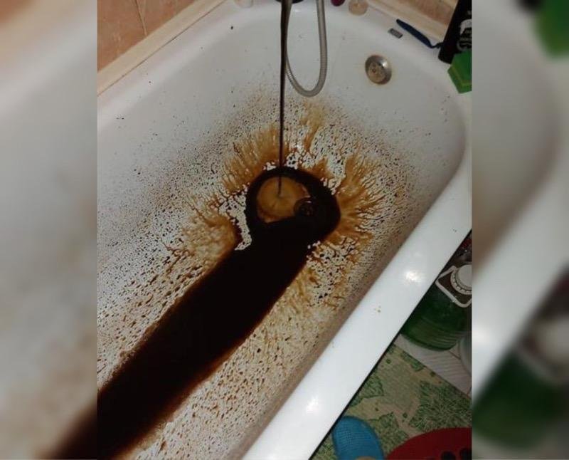 Жители Уральска жалуются на ржавую воду в кранах, фото-1 Жители Уральска жалуются на ржавую воду в кранах, фото-1
